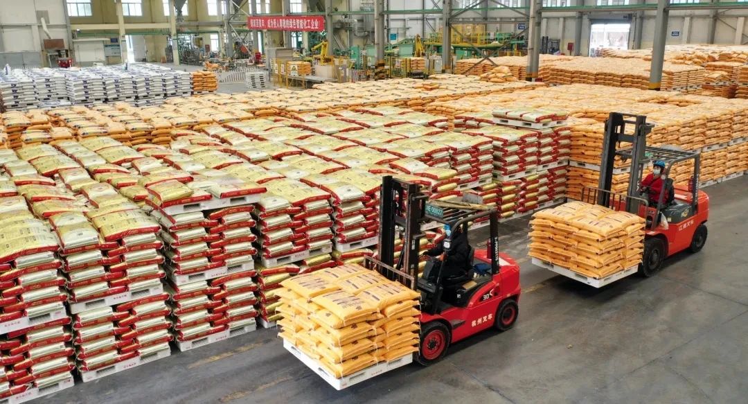 服务春耕：一袋best365英国在线体育肥的「高能」旅程